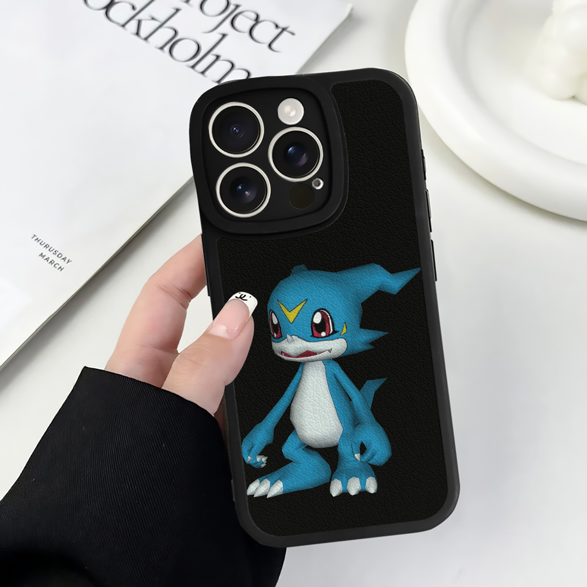 （画像用） Digimon デジタルモンスター/デジモン 【iPhone 16シリーズ対応】シリコンスマホケース（レザー調） 材質：シリコン